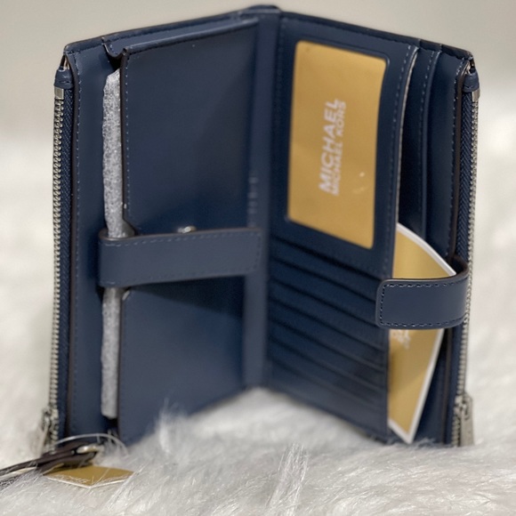 MICHAEL KORS WALLET DEAL ALERT - Picture 4 of 4